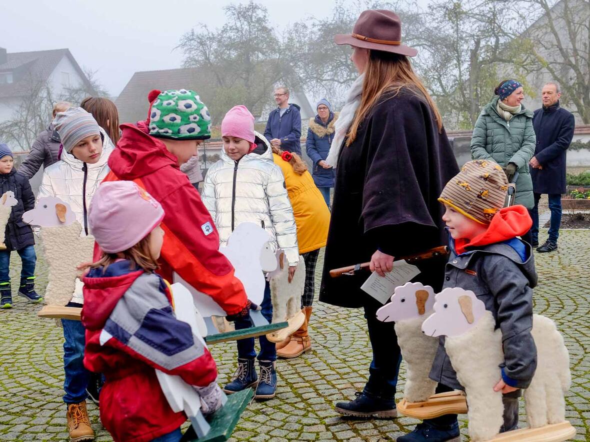 "Kommt alle mit, wir gehen in die Kirche."