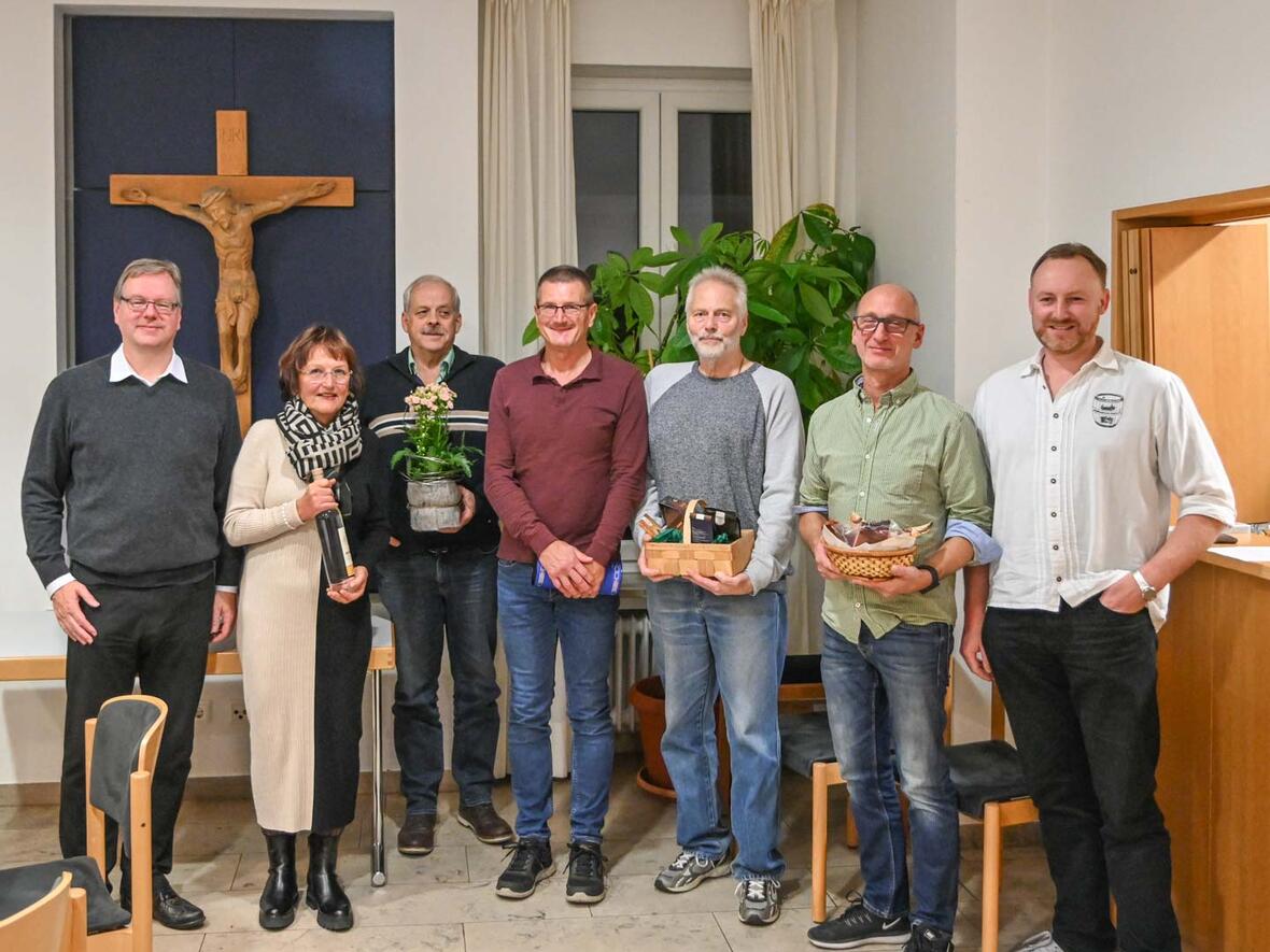 Siegerehrung mit Pfarrer Herbert Kohler und Andreas Braun: (v. l.) Heidrun Kess, Norbert Medele, Anton Hutter (104 Gute), Helmut Maier (101) und Syia Ettenreich (85)