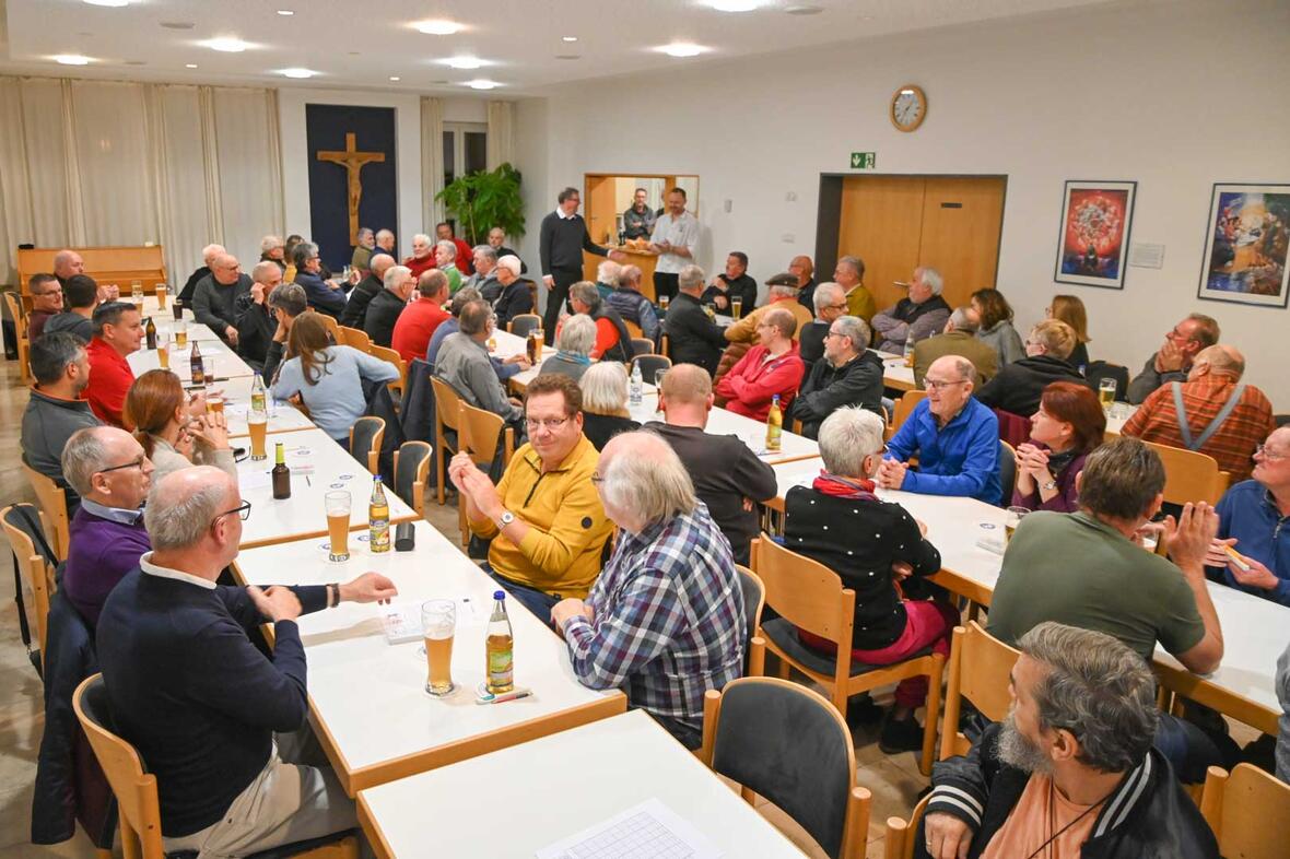 Pfarrer Herbert Kohler begrüßt, Andreas Braun, Schafkopffreunde Neuburg, erklärt die Regeln.