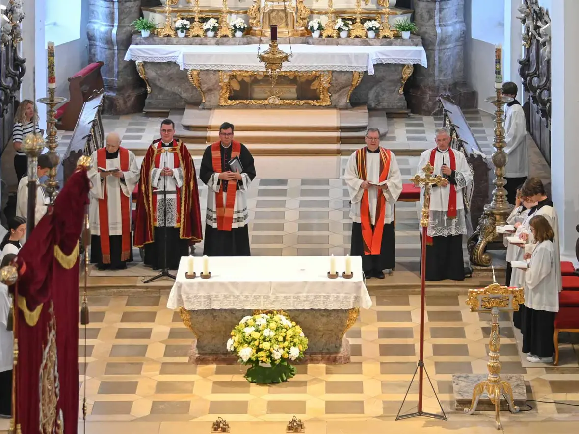 v. l.: Monsignore Vitus Wengert, Neupriester Manuel Reichart, Dekan Werner Dippel, Pfarrer  Herbert Kohler und Pater Christian