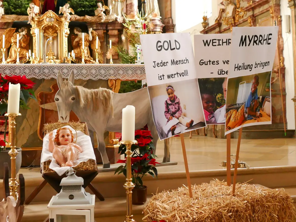 Die Krippe in Hl. Geist mit den Symbolplakate der Sternsinger