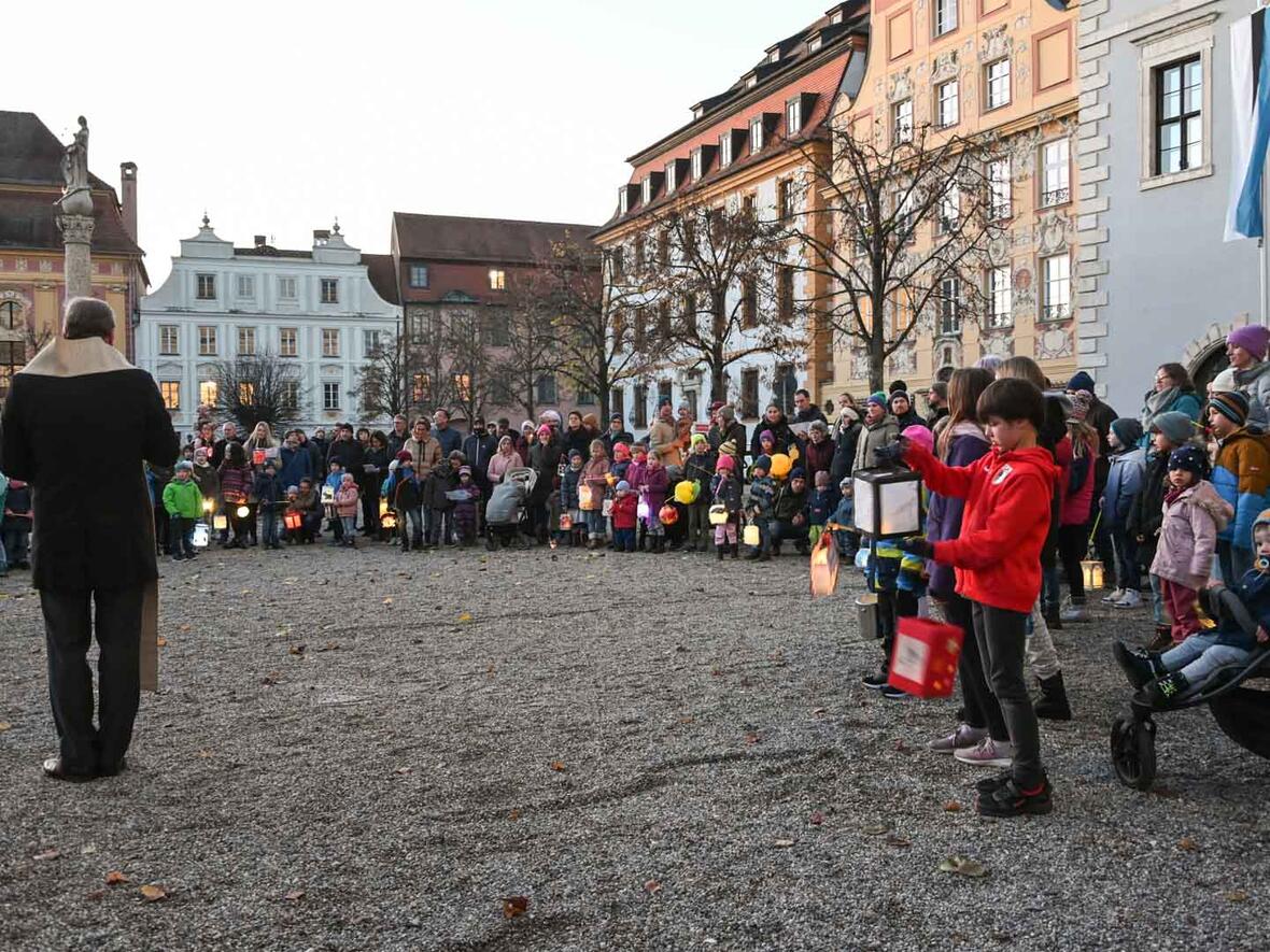 Pfarrer Herbert Kohler begrüßt die Familien.