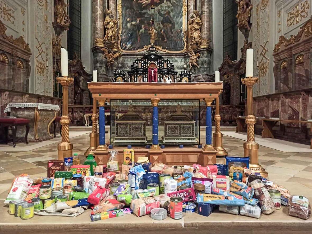 ... wichtiger ist die Botschaft: Teilen wie St. Martin. Die Spenden für die Neuburger Tafel in der Hofkirche.
