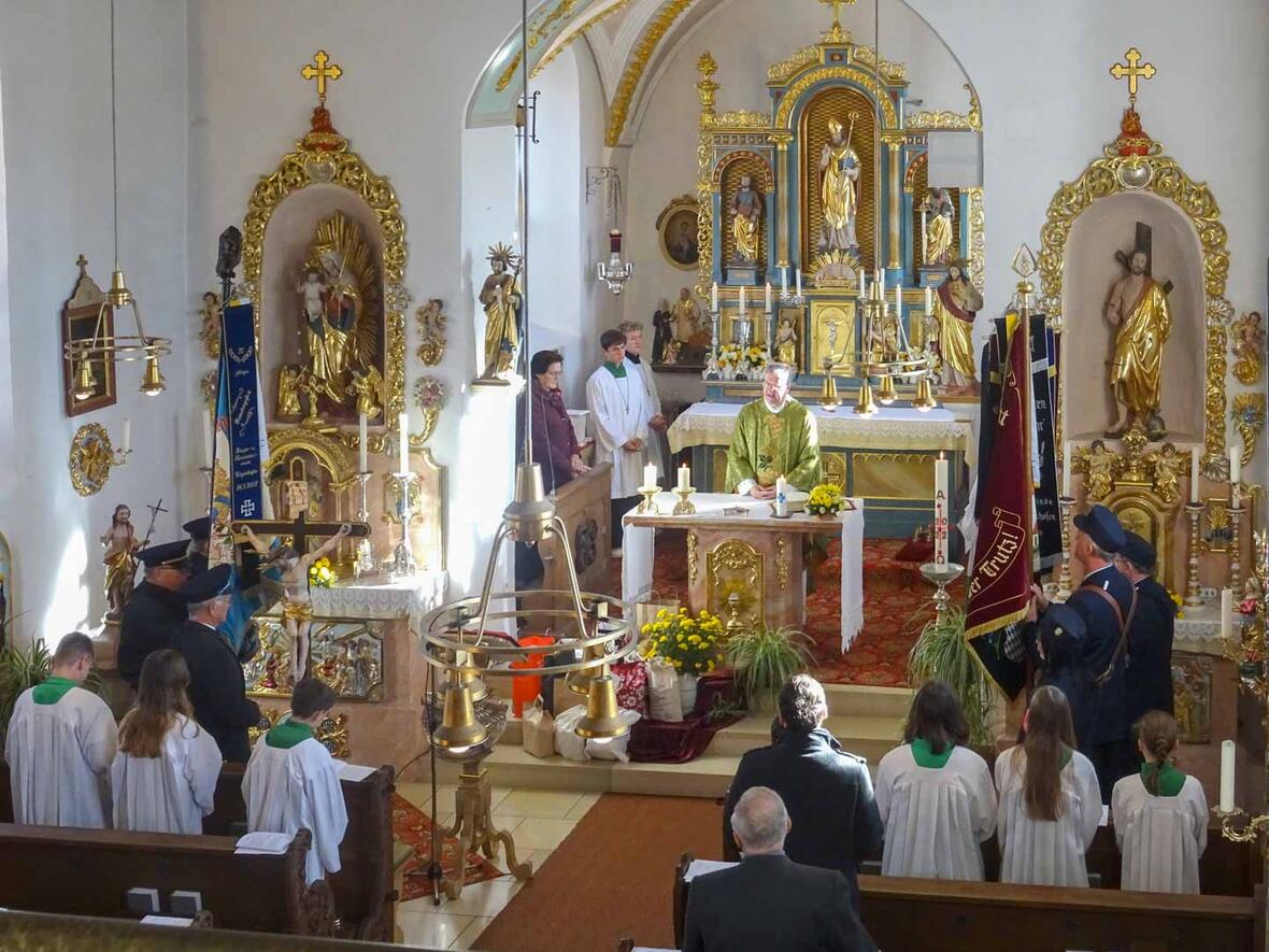 Heilige Messe mit den Fahnenabordnungen