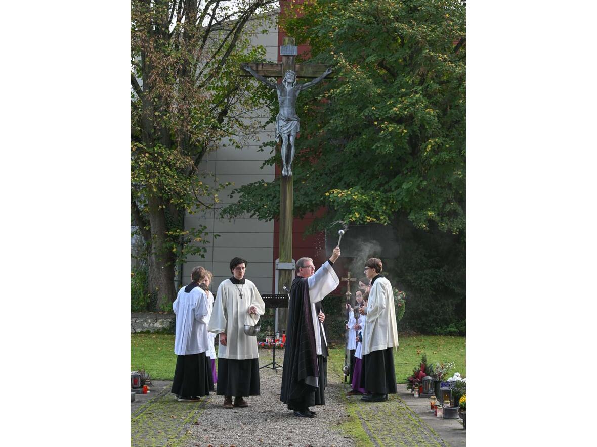 Pfarrer Herbert Kohler segnet die Gräber