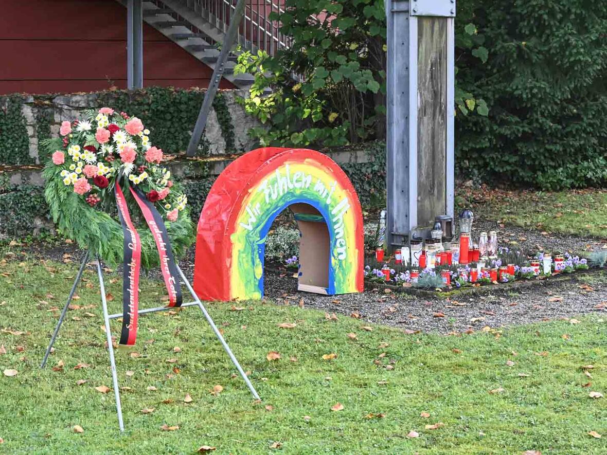 Am Fuße des großen Kreuzes: "Wir fühlen mit Ihnen" entschuldigt sich die Wohngruppe Regenbogen. Links im Bild der Kranz der Sudetendeutschen Landsmannschaft