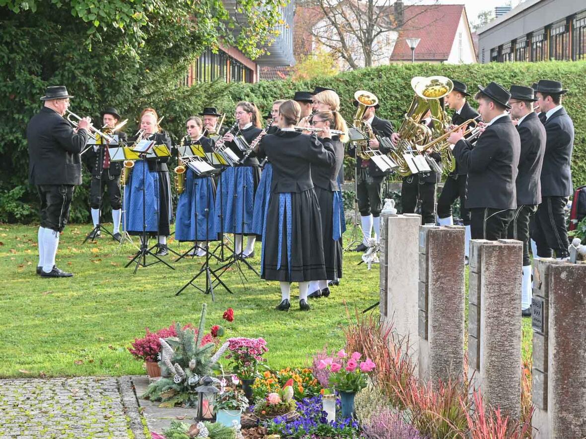 Eine Abordnung der Stadtkapelle Neuburg umrahmte die Gedenkfeier musikalisch.