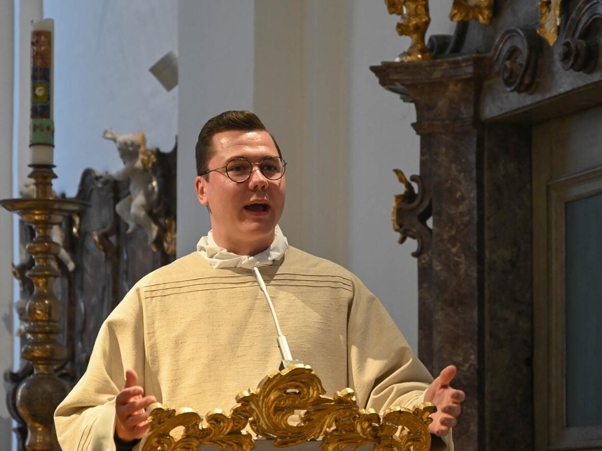 Diakon Manuel Reichart bei seinen Dankworten am Ende des Gottesdienstes