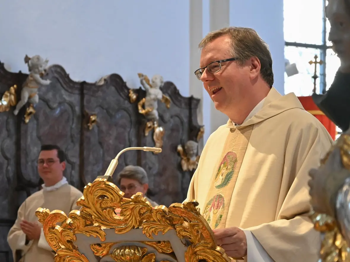 Pfarrer Herbert Kohler begrüßte Gäste und Gemeinde.
