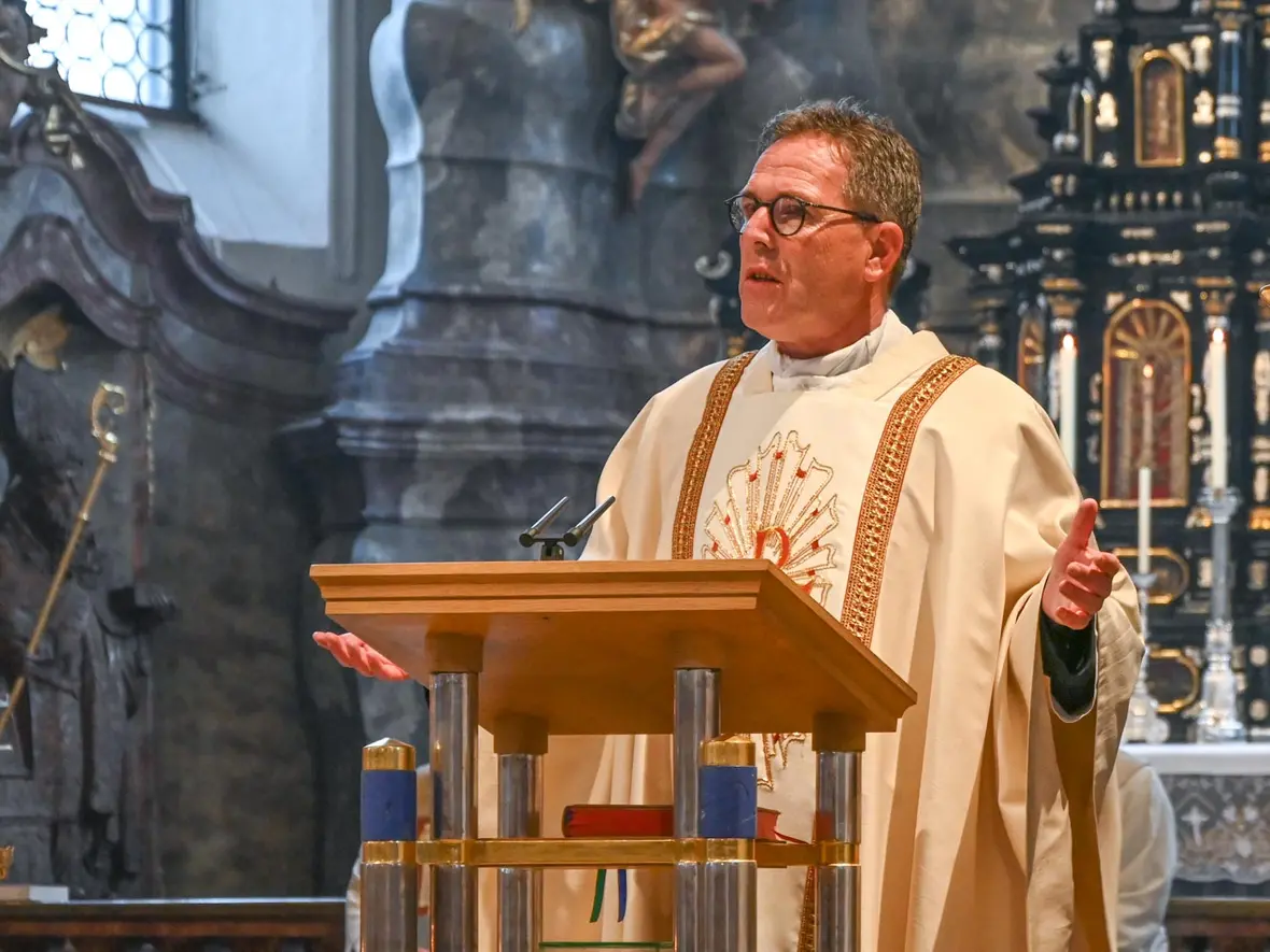 Dekan Klaus Bucher diskutiert die Frage: Was erwartet einen Priester nach seiner Priesterweihe?