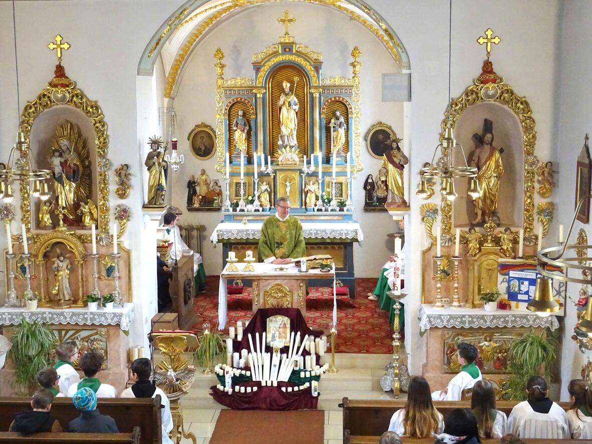 Viele Kerzen wurden für die Weihe vor dem Altar aufgebaut.