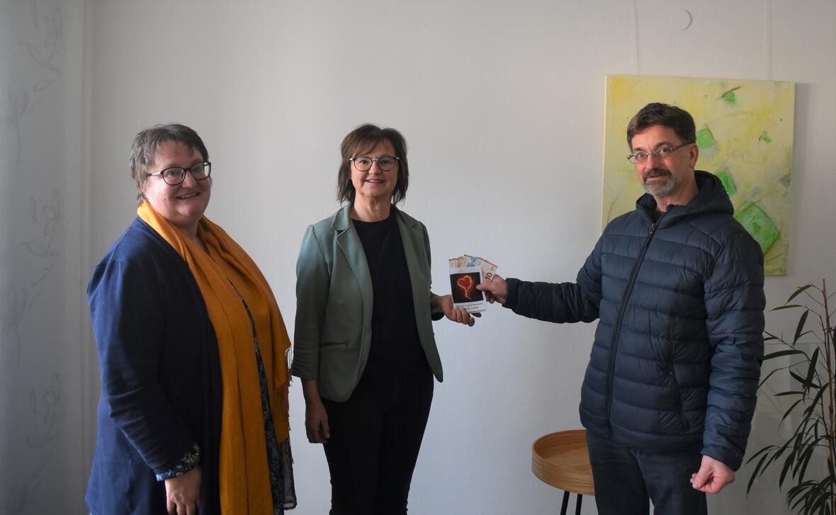 Anne Strahl und Hubert Seitle bei der Spendenübergabe an Frau Rosmarie Scholz