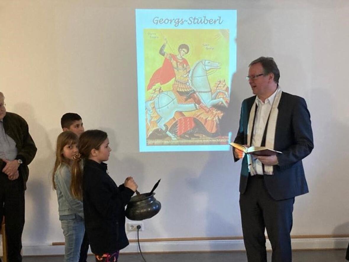 Pfarrer Kohler bei der Einweihung des Georgsstüberl