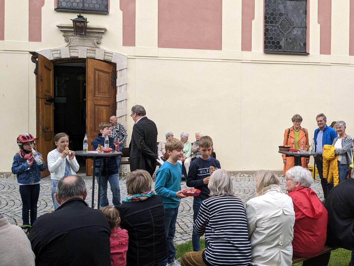 Serenade im Pfarrgarten Hl. Geist Fleißige Ministranten verteilten Knabbereien.