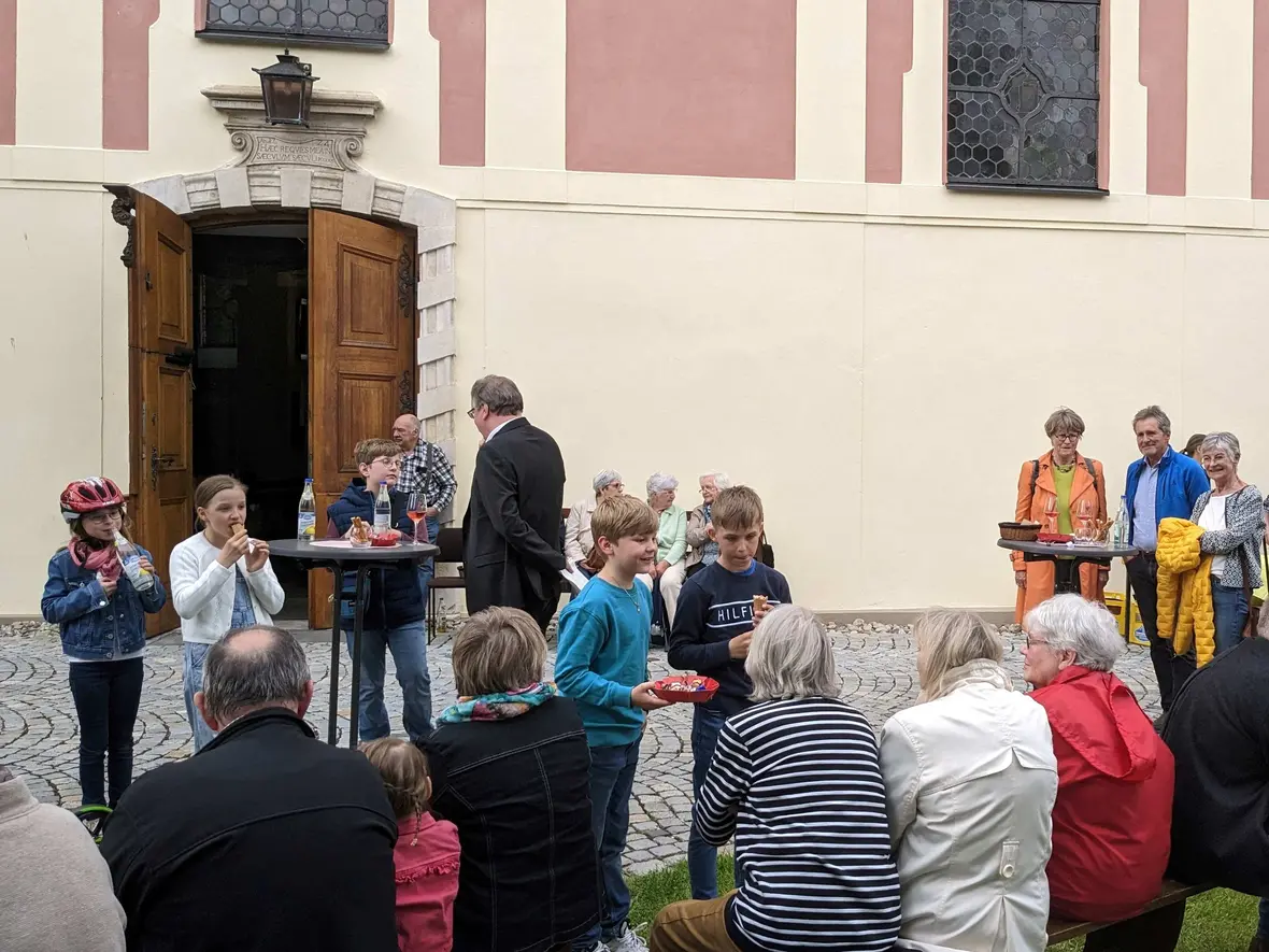 Fleißige Ministranten verteilten Knabbereien.