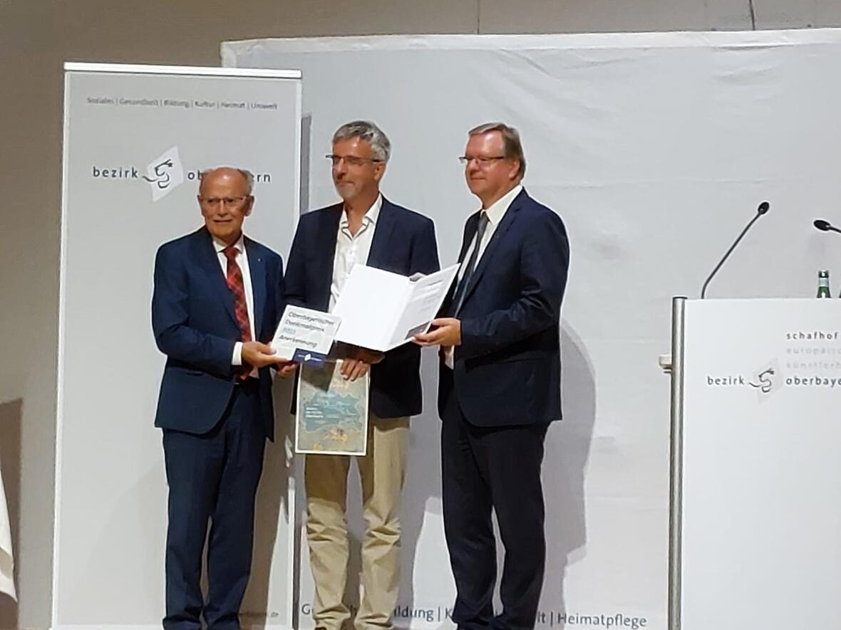 Pfarrer Herbert Kohler und Verwaltungsleiter Georg Gabriel durften die Urkunde entgegen nehmen.