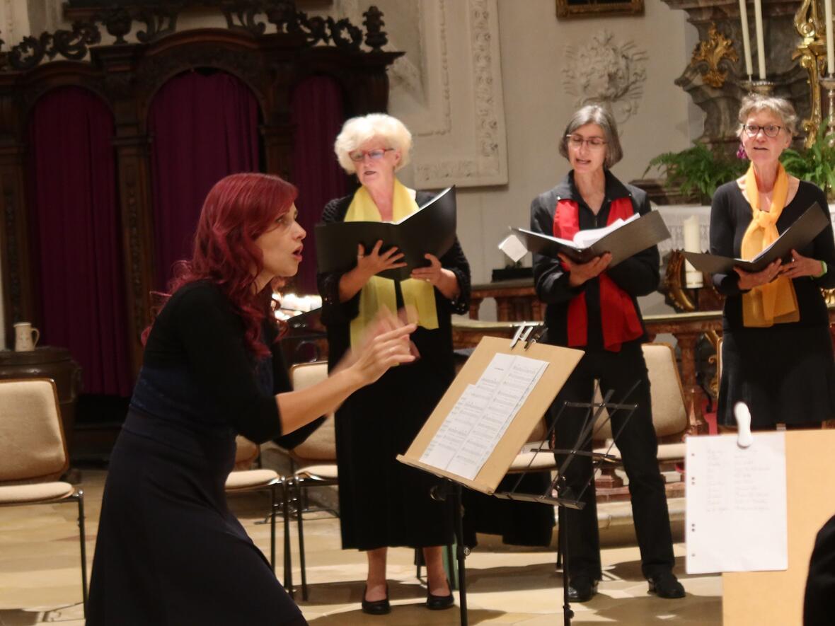 Abendmesse mit dem Chor Leuchtfeuer Nicole Schiller mit voller Power