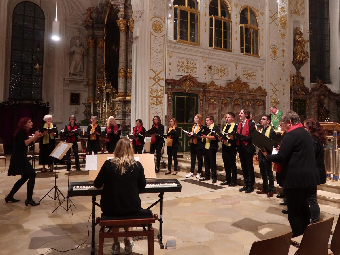 Abendmesse mit dem Chor Leuchtfeuer Der Chor Leuchtfeuer begeisterte bei der Abendmesse in der Hofkirche.