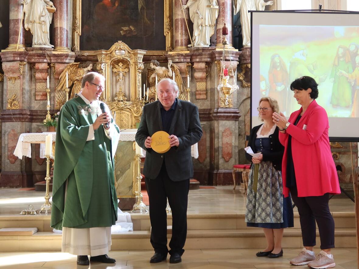 Familiengottesdienst Hl. Geist Ein großes Dankeschön für den langjährigen Kirchenmusiker.