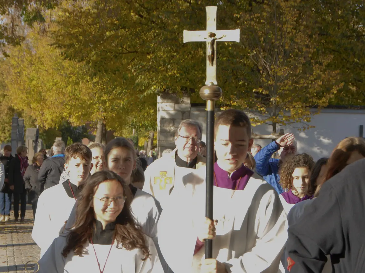 Stadtpfarrer Herbert Kohler mit den Ministranten durch den Friedhof
