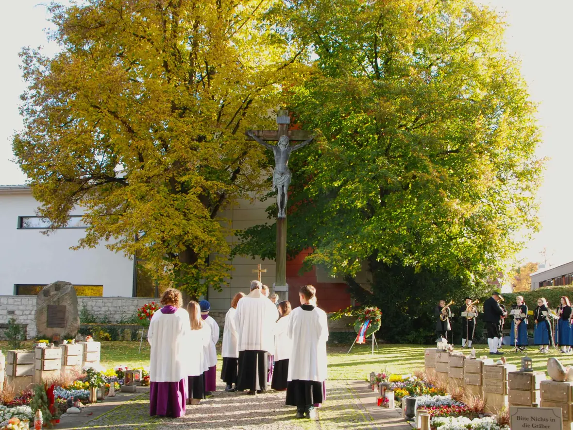 Gedenkfeier am Alten Friedhof bei strahlendem Sonnenschein.