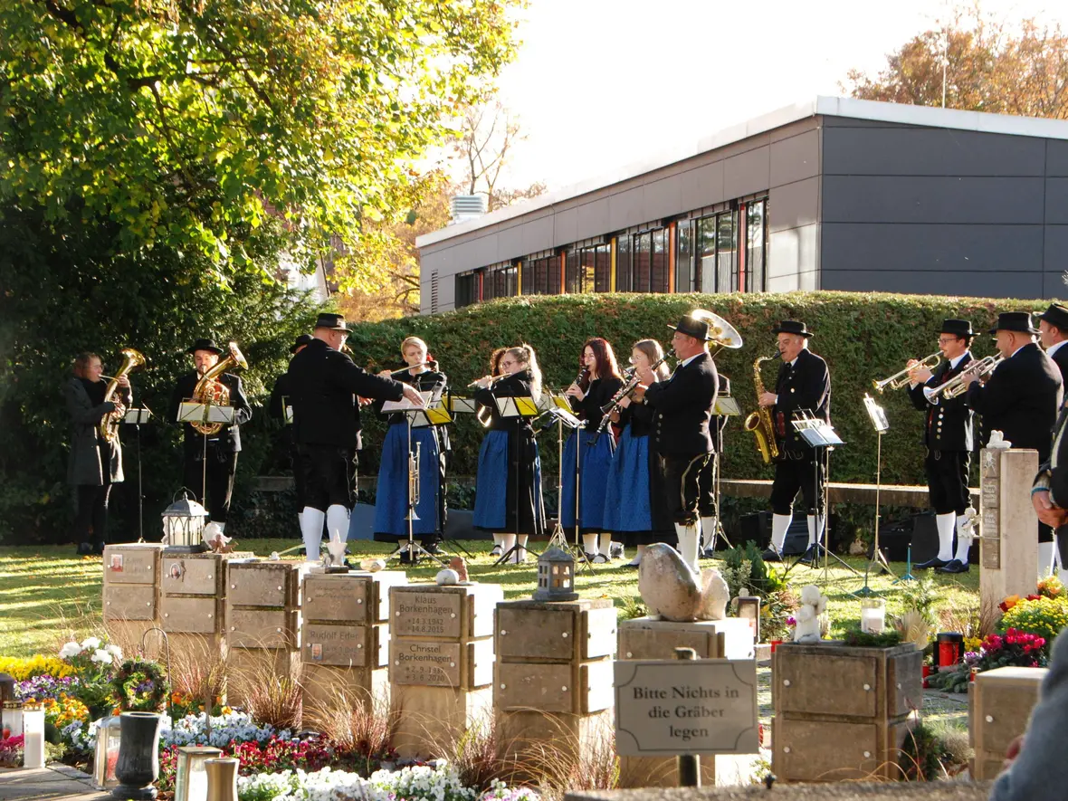 Musiker der Stadtkapelle Neuburg begleiteten die Feier