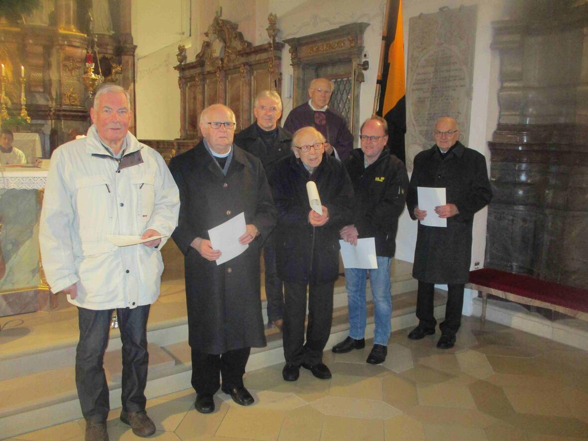 Das Bild zeigt von links: Werner Benz, 60 Jahre Mitgliedschaft; Jürgen Rutz, besondere Ehrung; Michael Smoll, 1. Vorsitzender; Fridolin Hausladen, 60 Jahre; Präses Vitus Wengert; Josef Wöhrle, 40 Jahre und Armin Egner, 60 Jahre. Entschuldigt war Heinz Hohenester, seit 70 Jahren treues Mitglied des Neuburger Gesellenvereins.