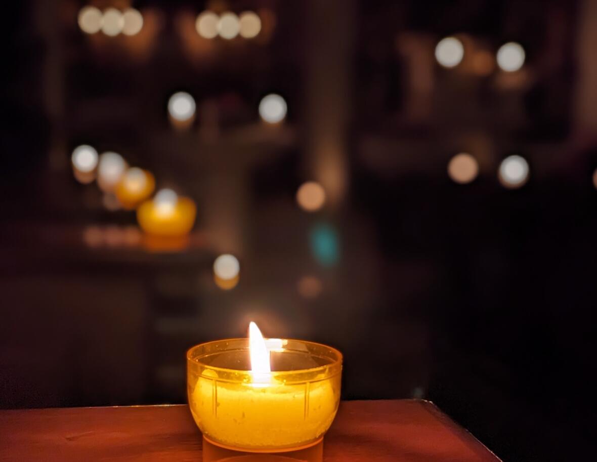 Sich bei Kerzenschein auf den Advent einstimmen.