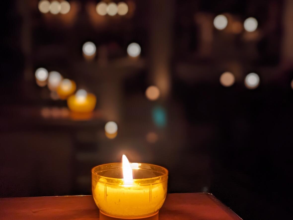 Sich bei Kerzenschein auf den Advent einstimmen.