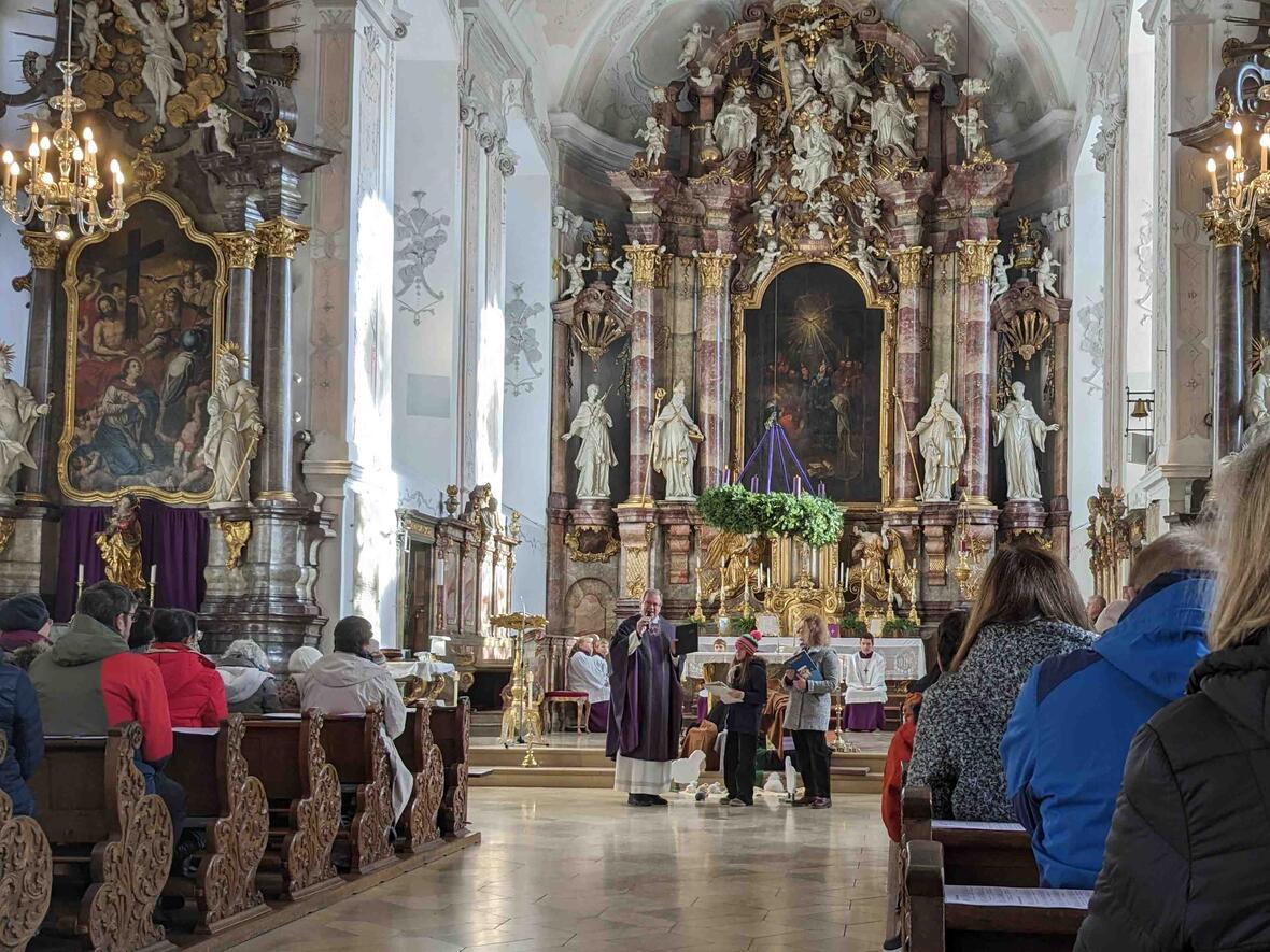 Gut besuchte Hl. Geist Kirche am 2. Adventssonntag