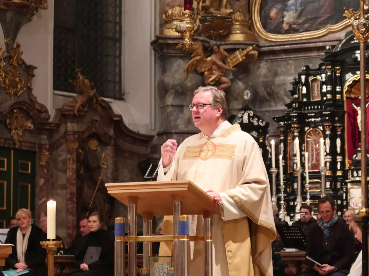 Gottesdienst Christkönig Stadtpfarrer Herbert Kohler bei der Predigt