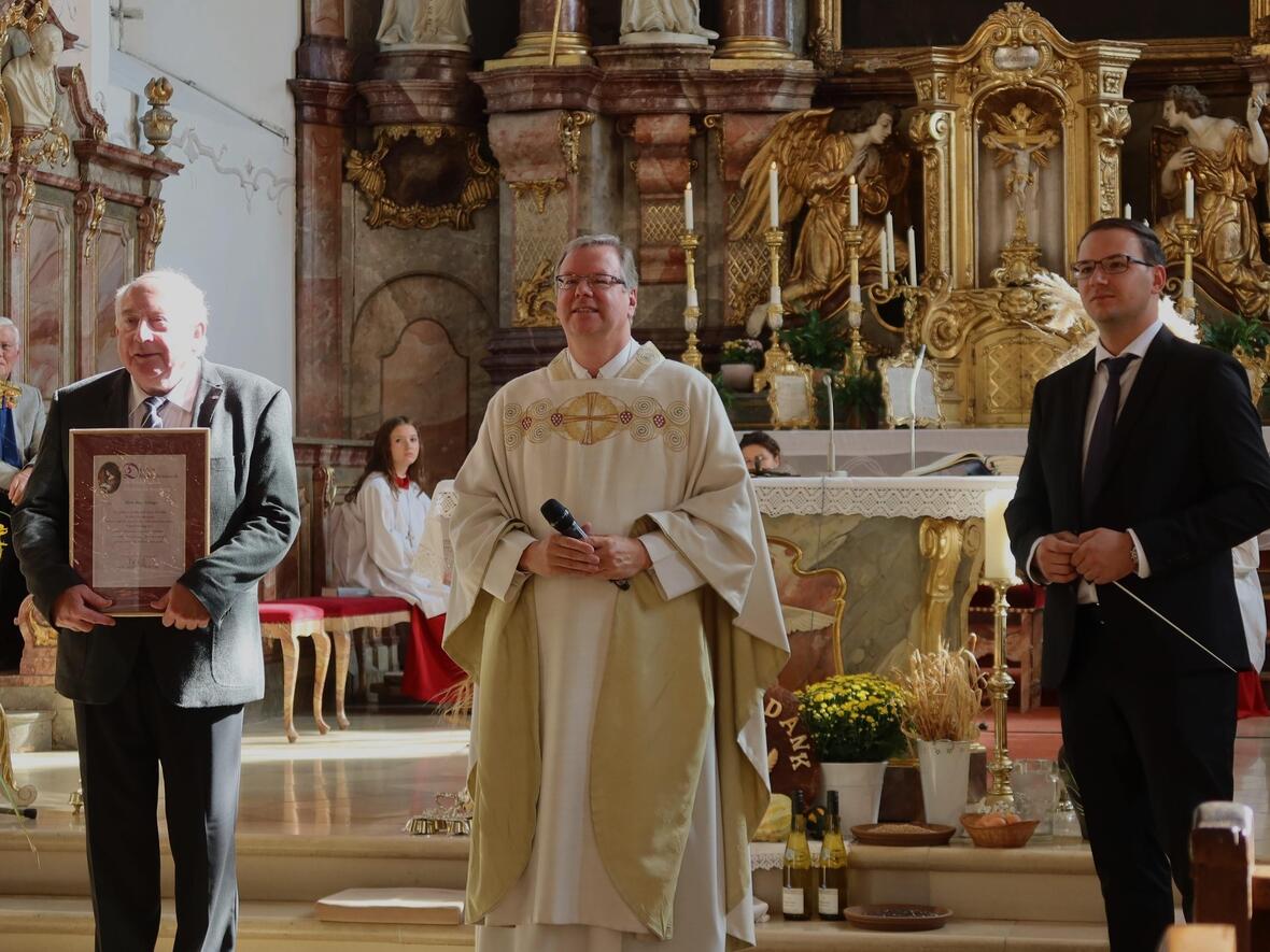 Max Höringer wird auch von der Diözese für 42 Jahre Kirchenmusikerdienst geehrt.