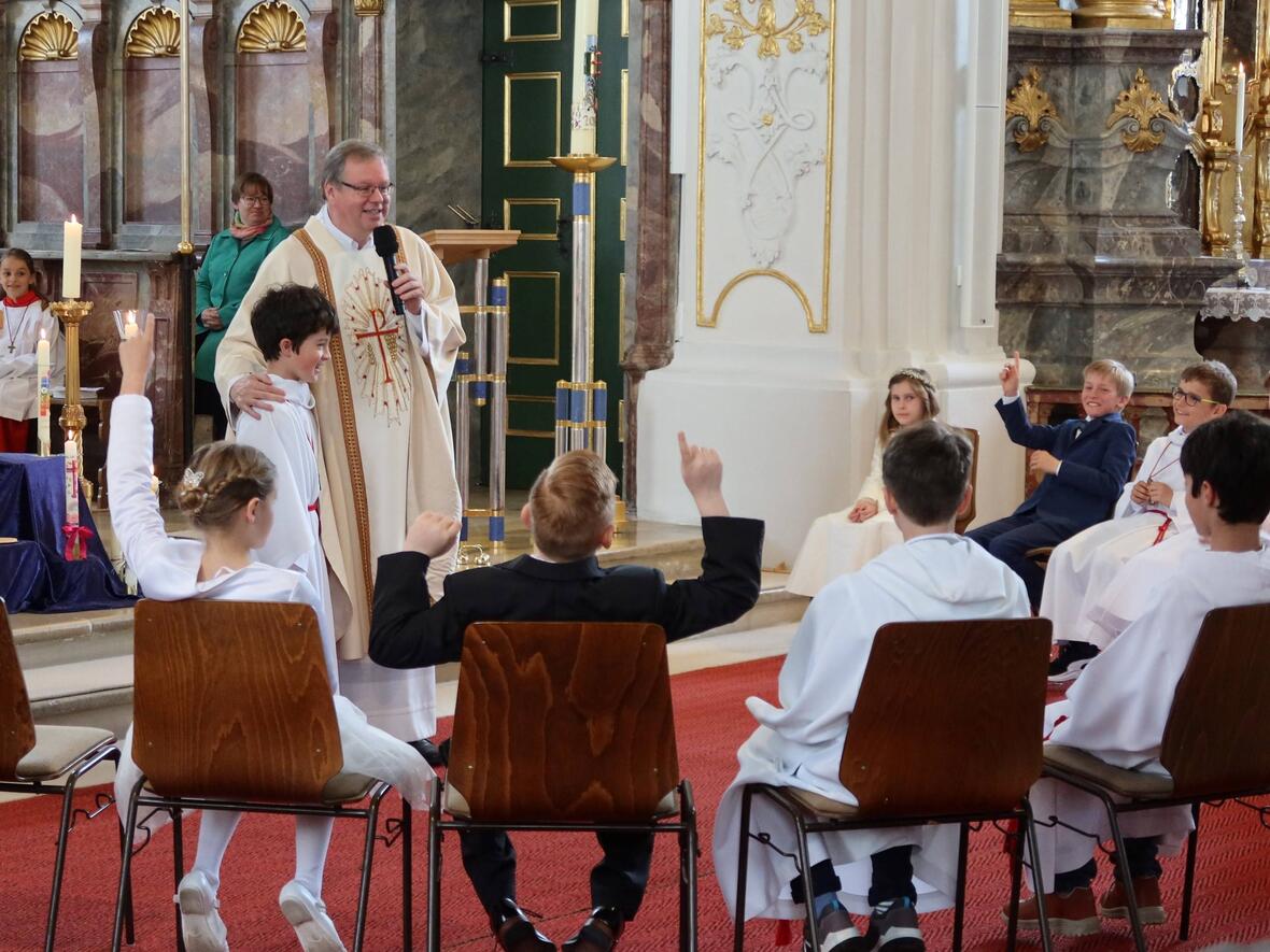 Predigtgespräch mit den Kommunionkindern