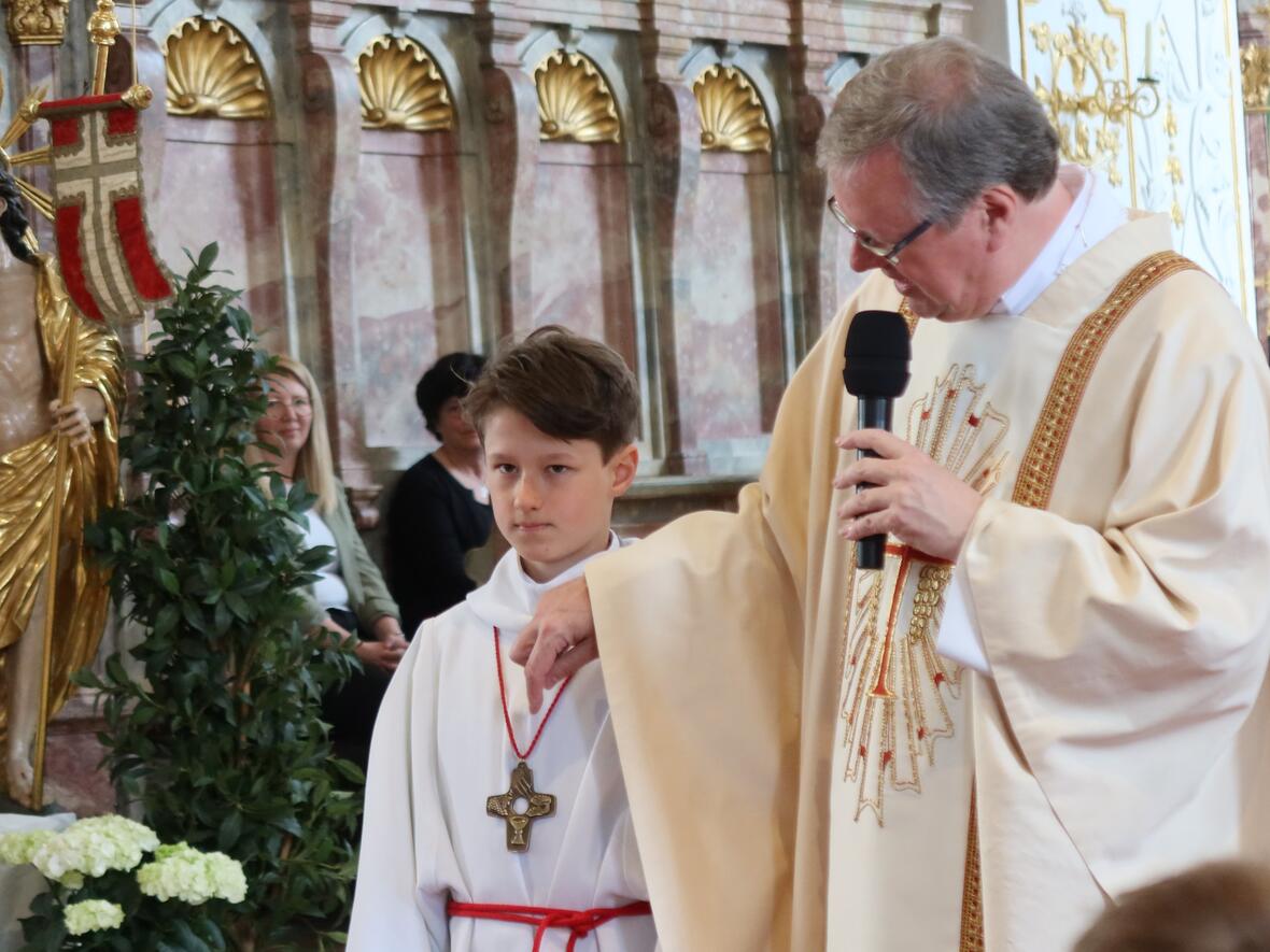 Ein Kreuz mit viel Symbolik als Geschenk der Pfarrei für die Kommunionkinder