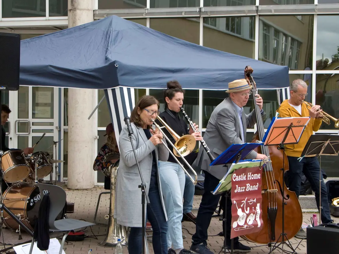 Schwungvolle Dixieland-Jazz durch die Castle-Home-Jazz-Band.