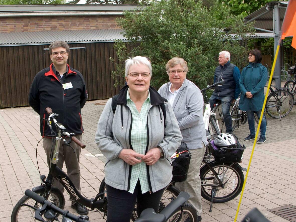 Fahrradsegnung 2023 Auch ein paar Schwestern aus dem Maria-Ward-Klostern kamen mit ihren Fahrrädern.