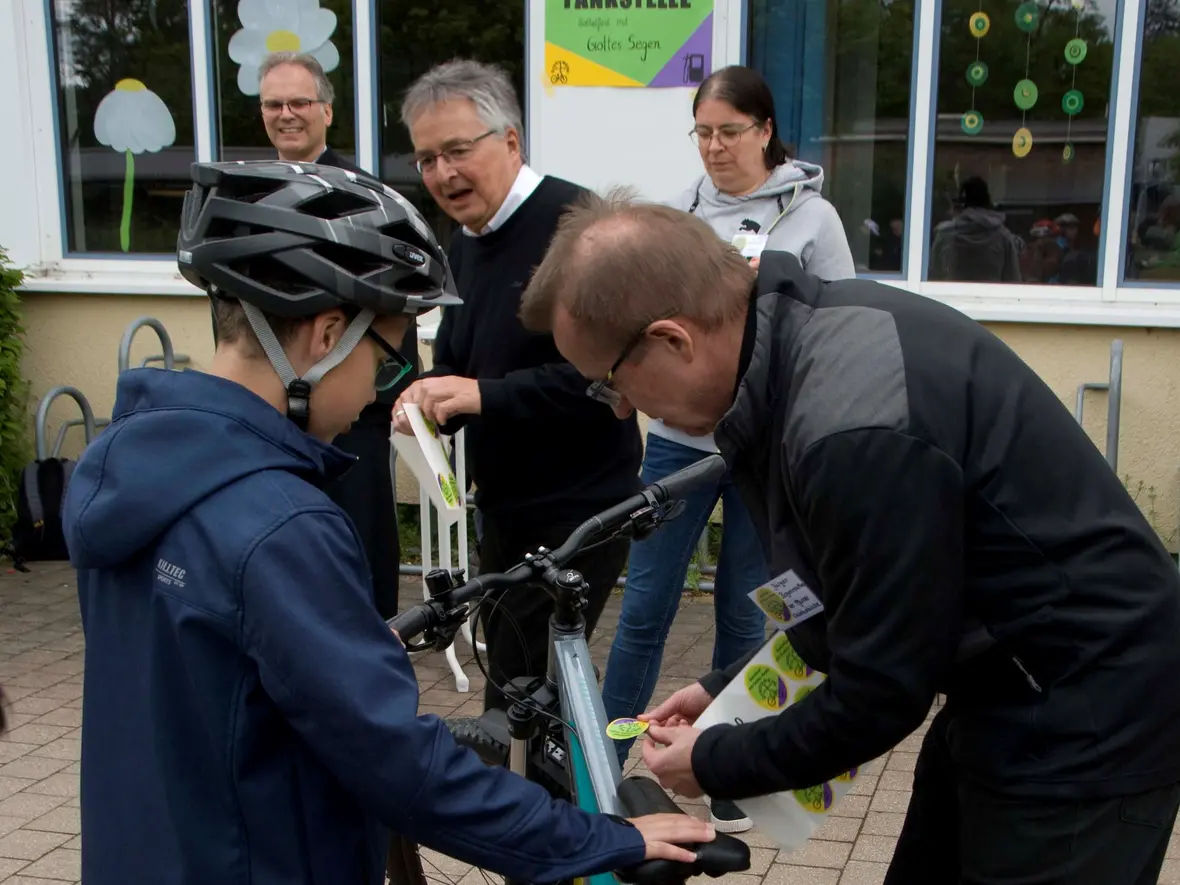 Nach der Segnung wurden die Aufkleber angebracht.