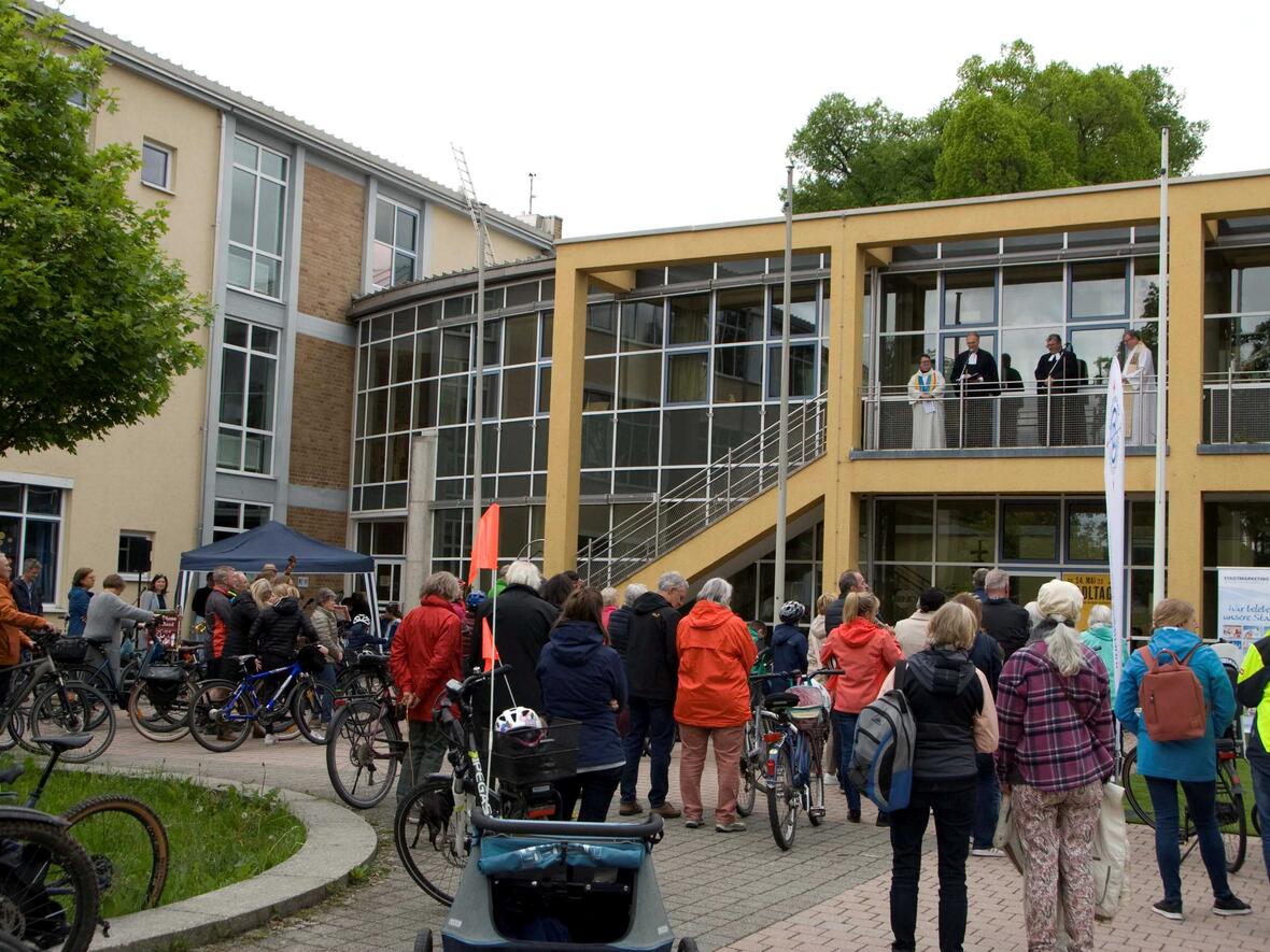 Fahrradsegnung 2023 60-80 Teilnehmer versammelten sich zur kurzen ökumenischen Andacht.