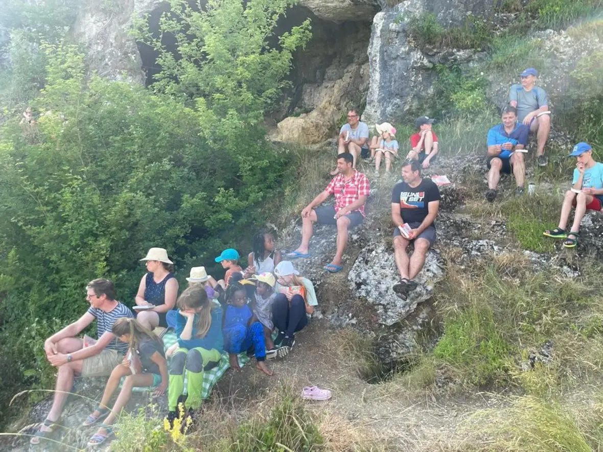 Die Famlien genossen den Gottesdienst in idyllischer Umgebung