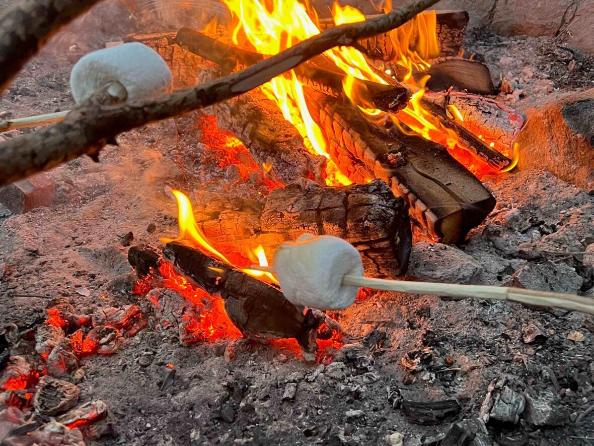 Ein Lagerfeuer gehört natürlich auch zum Zeltlager...