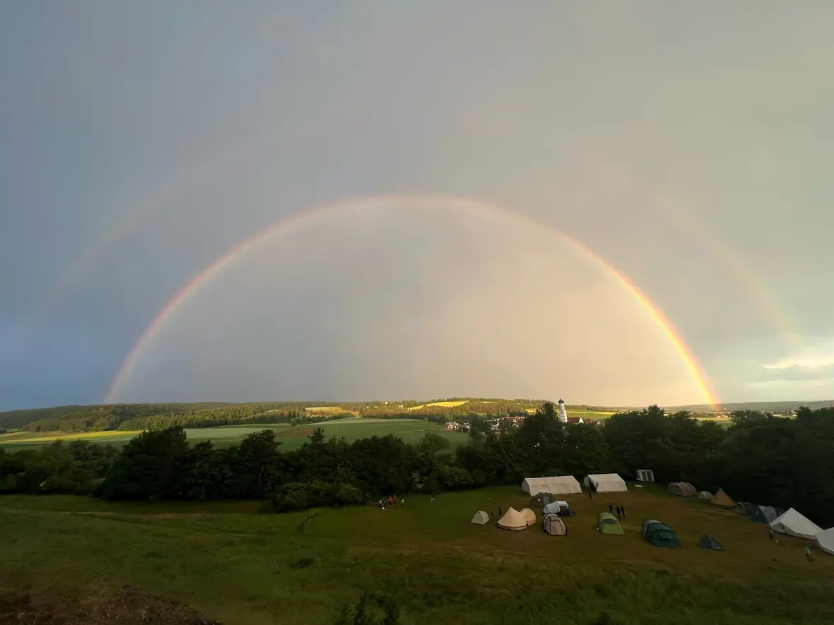 Ein wunderschöner Regenbogen stand über dem Zeltlager