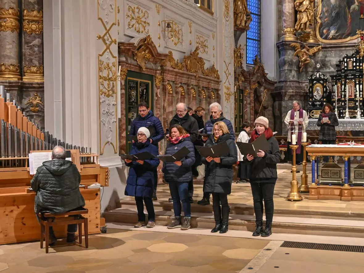 Die Schola unter der Leitung von Andreas Strahl sorgte für die musikalische Gestaltung der Vesper.