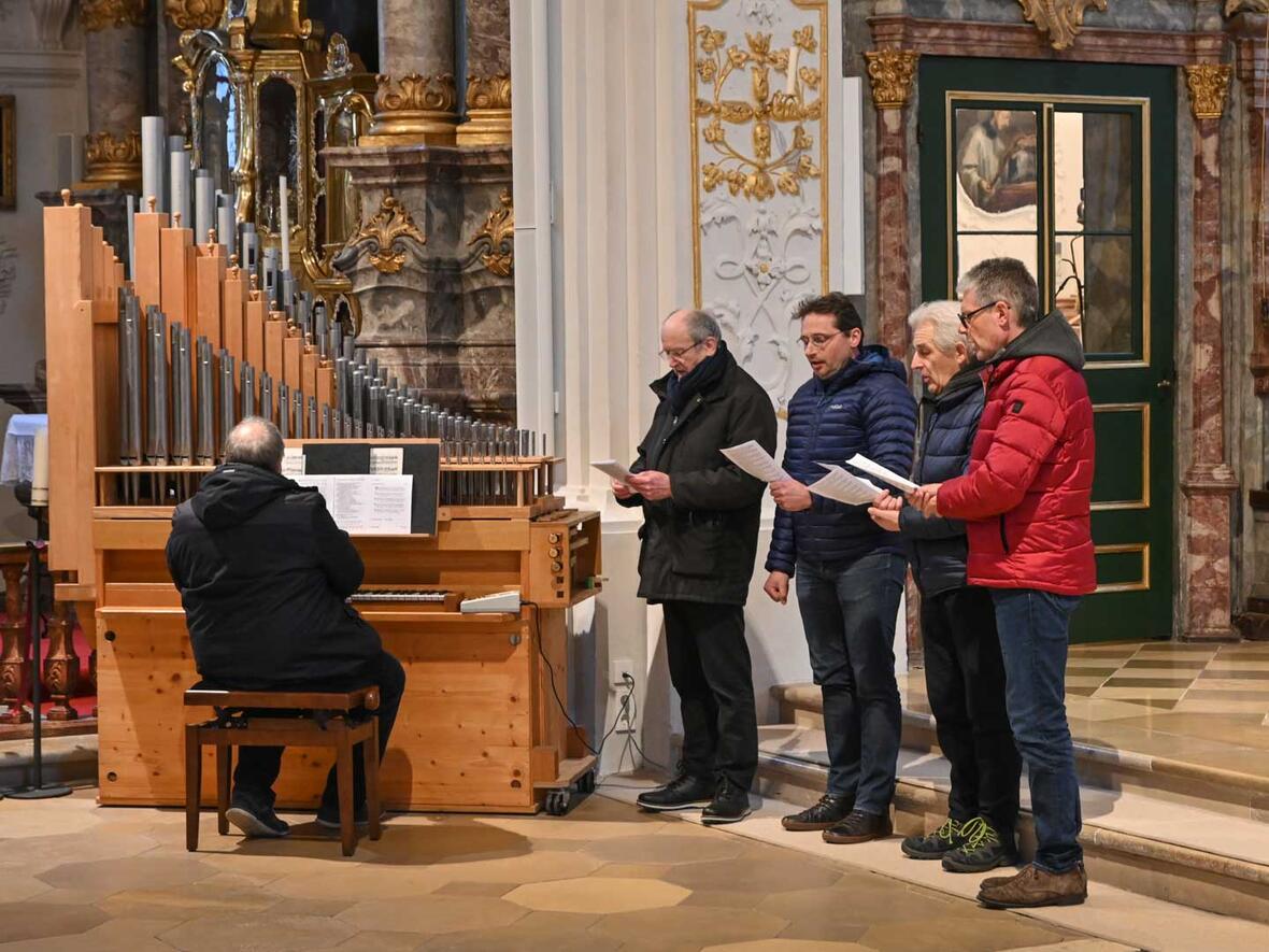 Diesmal sorgt eine reine Männerschola für die musikalische Gestaltung.