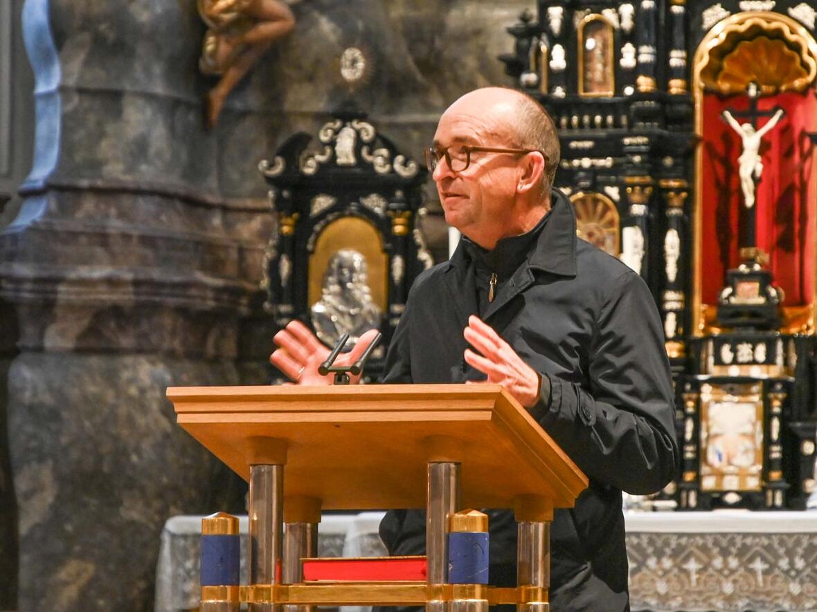 Hans Schöffer beschreibt, wie eine dienende Kirche aussehen kann.