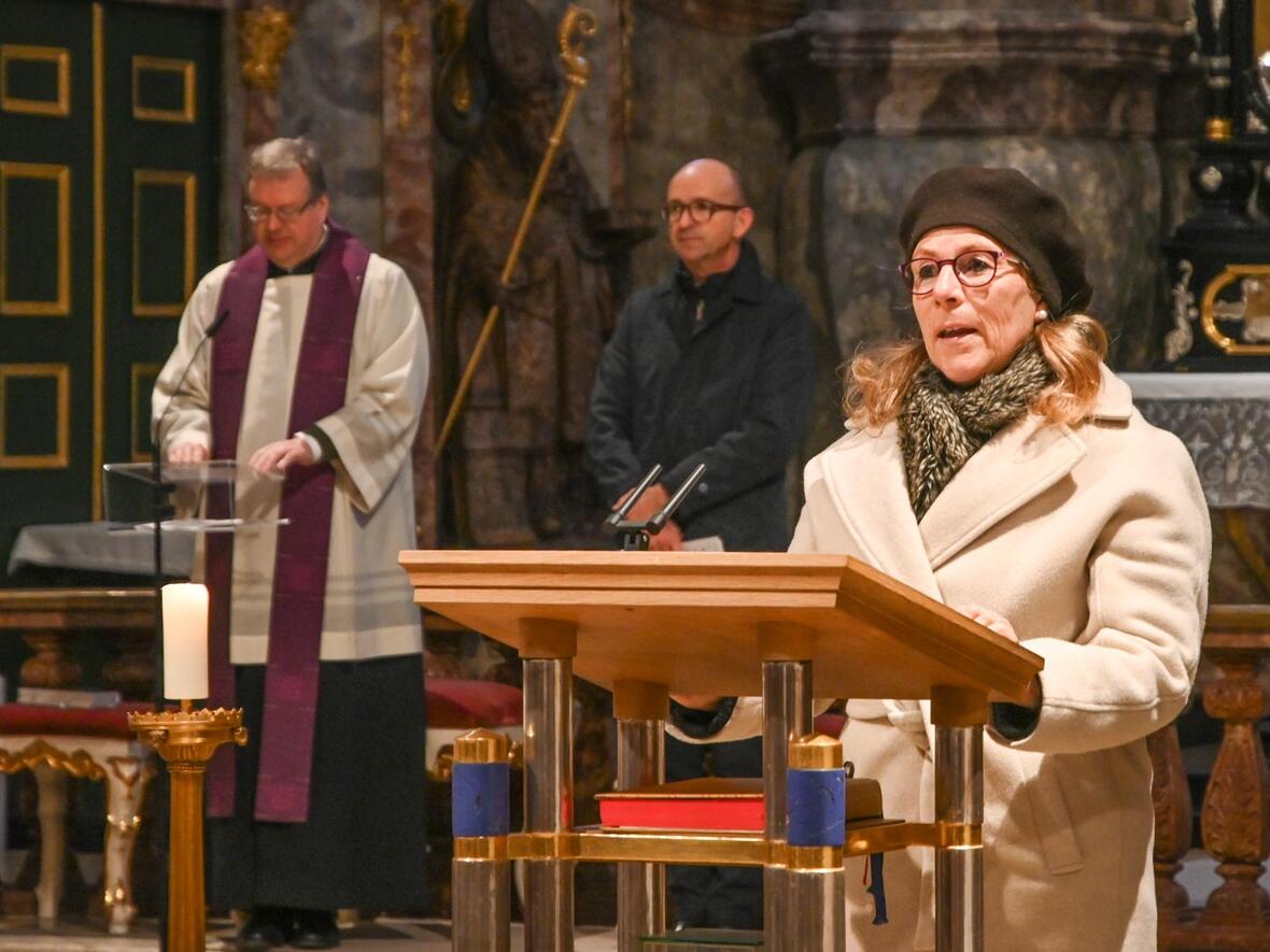 Angelika Heimisch mit der Lesung aus dem Matthäusevangelium: die Werke der Barmherzigkeit.