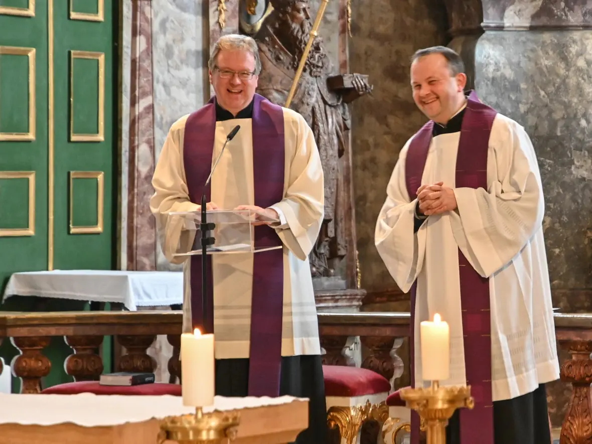 Pfarrer Herbert Kohler begrüßt seinen Allgäuer Landsmann Pfarrer Reinfried Rimmel in ihrer Muttersprache
