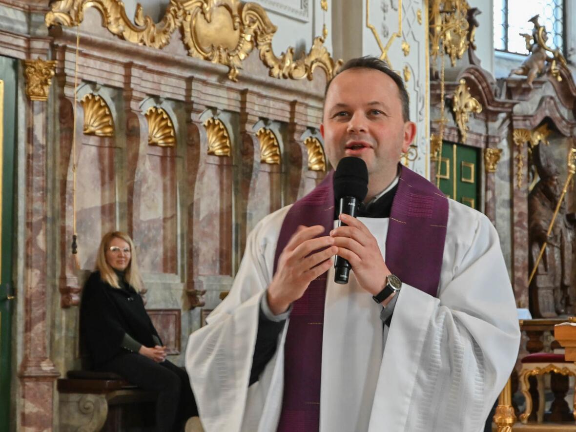 Gleich eine Frage zu Beginn: Wer von Ihnen kann Schafkopf spielen? 