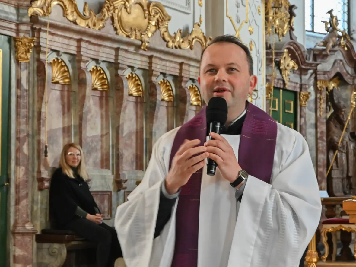 Gleich eine Frage zu Beginn: Wer von Ihnen kann Schafkopf spielen? 