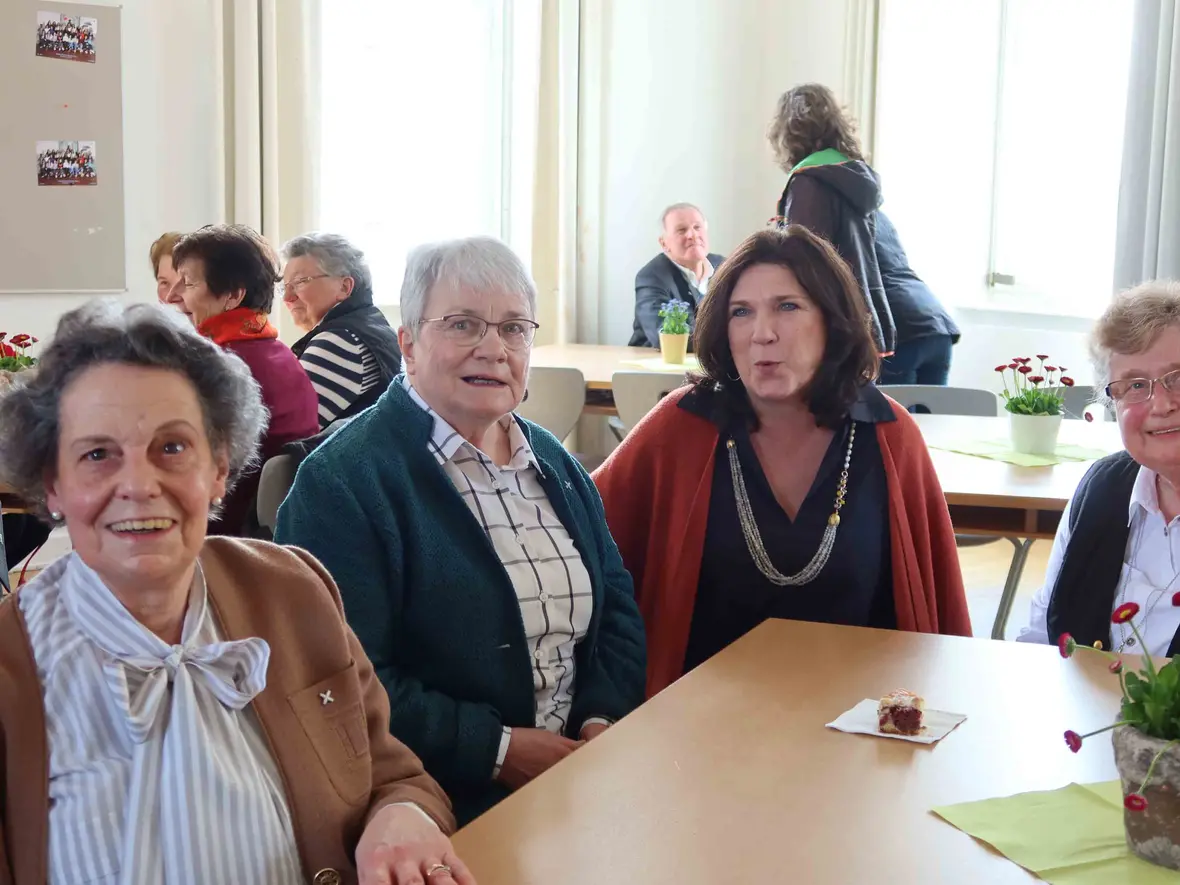 Maria-Ward Frauen an einem Tisch