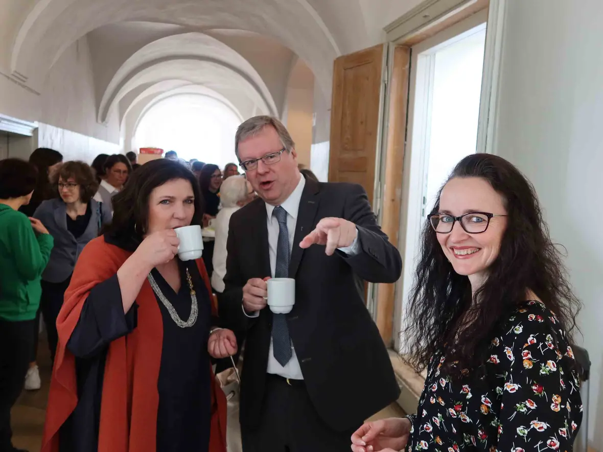 Pfarrer Kohler im Gespräch mit Petra Schiele, der Direktorin der Maria-Ward-Realschule Neuburg. Sie stellte Klassenräume zur Verfügung. Rechts im Bild Emilie Vollnhals vom Service-Team des Pfarrbüros